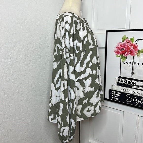 Elizabeth & James Olive Green & White Leopard Print Blouse XL - Picture 2 of 7